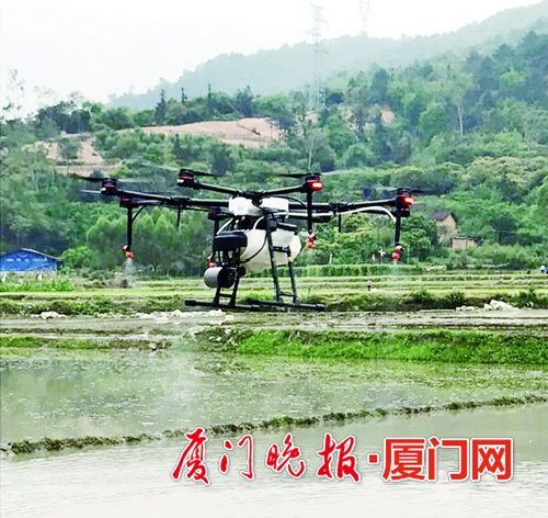 春耕好時節(jié) “無人機”+新型自動化機器現(xiàn)身田間