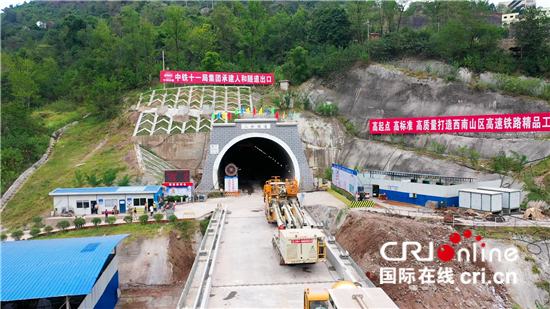 中國首條橋隧比超90％的山區(qū)高油炸出產(chǎn)線鐵建立有序推進(jìn) 實現(xiàn)呆板困繞、技術(shù)沖破