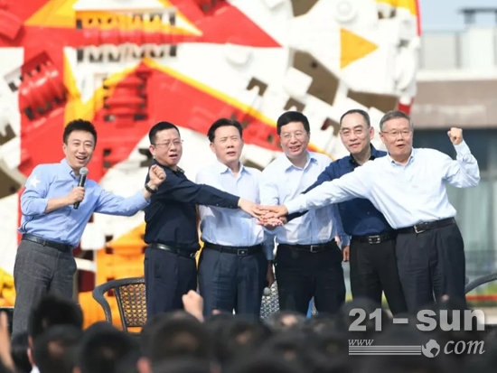 四巨頭首度同臺對話！梁穩(wěn)油炸出產(chǎn)線根：絕不辜負(fù)“呆板之都”的等待