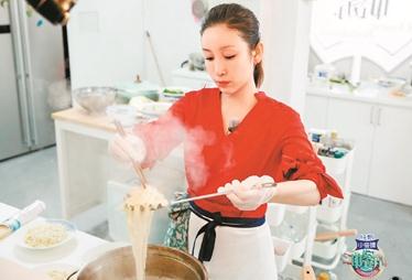“投喂呆板”上線，秦海璐中餐廳片斷曝光，楊紫因細節(jié)受點贊