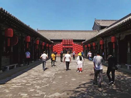 喬家大院曾因《大紅燈籠高高掛》《喬家大院》影視劇而聲名鵲起，如今燈籠仍是該景區(qū)的要害詞之一。攝影/本刊記者 周群峰