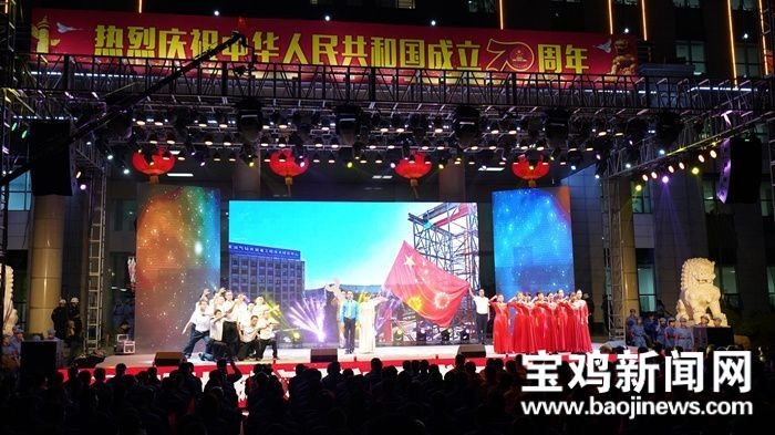 致敬！寶石呆板晚會動人一幕油炸出產(chǎn)線：29人獲頒新中國創(chuàng)建70周年懷念章