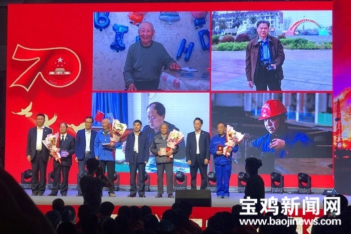致敬！寶石呆板晚會動人一幕油炸出產(chǎn)線：29人獲頒新中國創(chuàng)建70周年懷念章