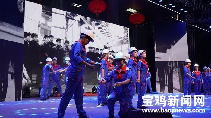 致敬！寶石呆板晚會動人一幕油炸出產(chǎn)線：29人獲頒新中國創(chuàng)建70周年懷念章