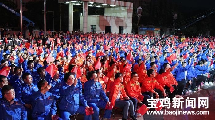 致敬！寶石呆板晚會動人一幕油炸出產(chǎn)線：29人獲頒新中國創(chuàng)建70周年懷念章