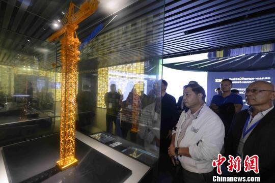27家外洋漢文媒體高層感覺(jué)中國(guó)工程機(jī)器行業(yè)的新變革?！钊A峰 攝